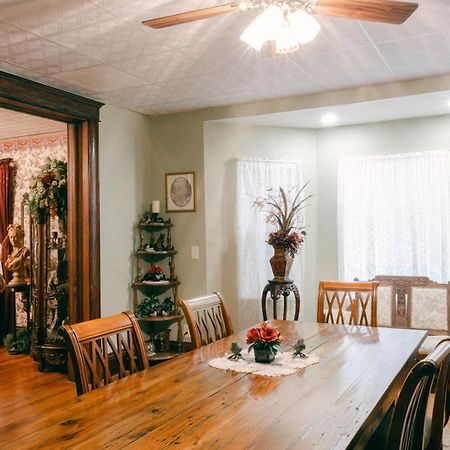 The Wolf Manor Bed & Breakfast Ellinwood Exterior foto