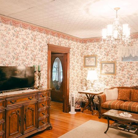 The Wolf Manor Bed & Breakfast Ellinwood Exterior foto