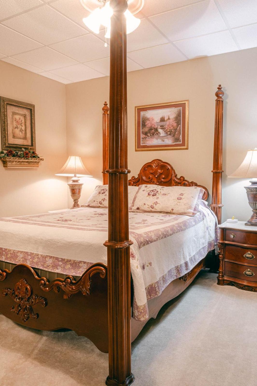 The Wolf Manor Bed & Breakfast Ellinwood Exterior foto