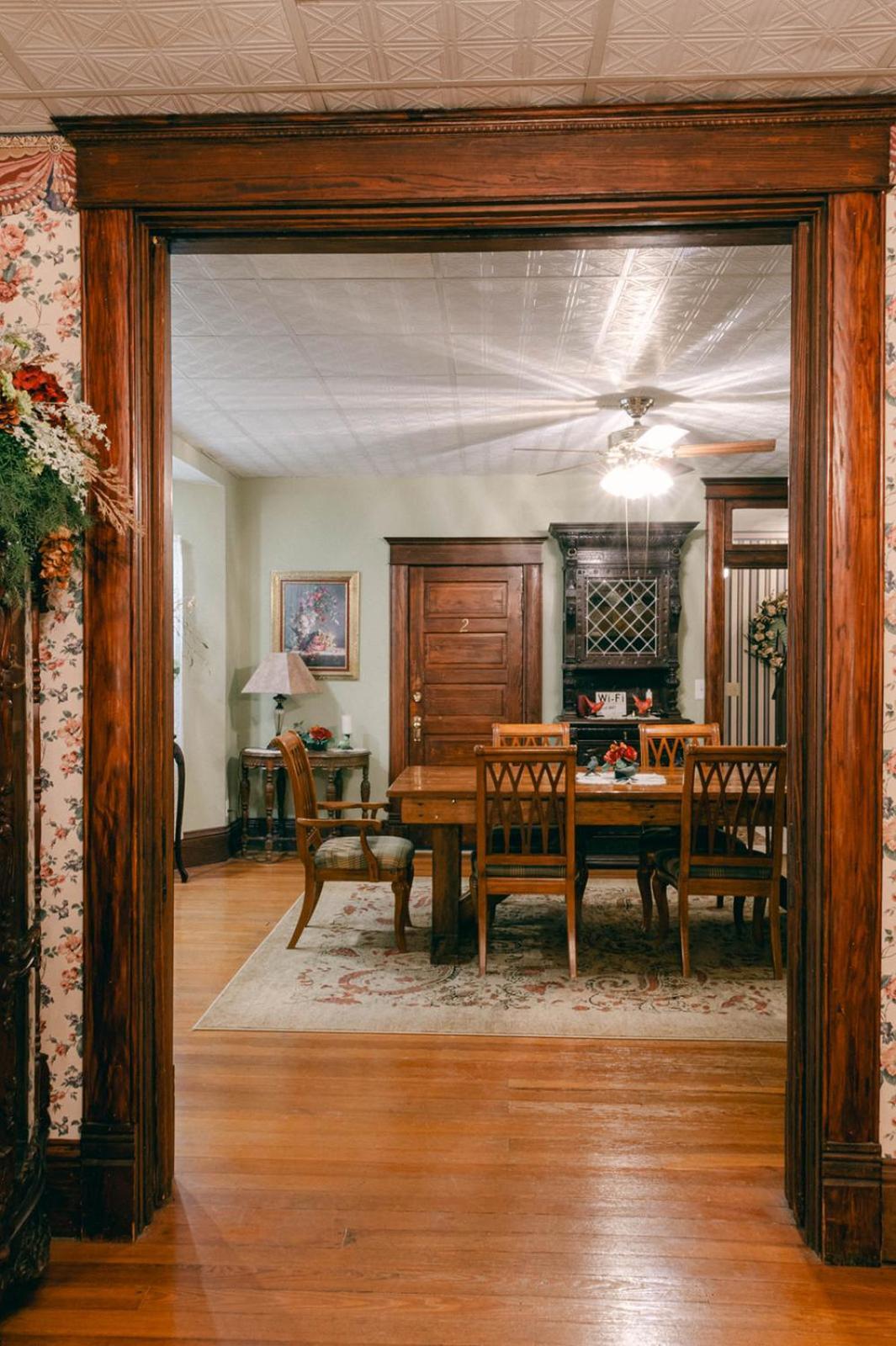 The Wolf Manor Bed & Breakfast Ellinwood Exterior foto