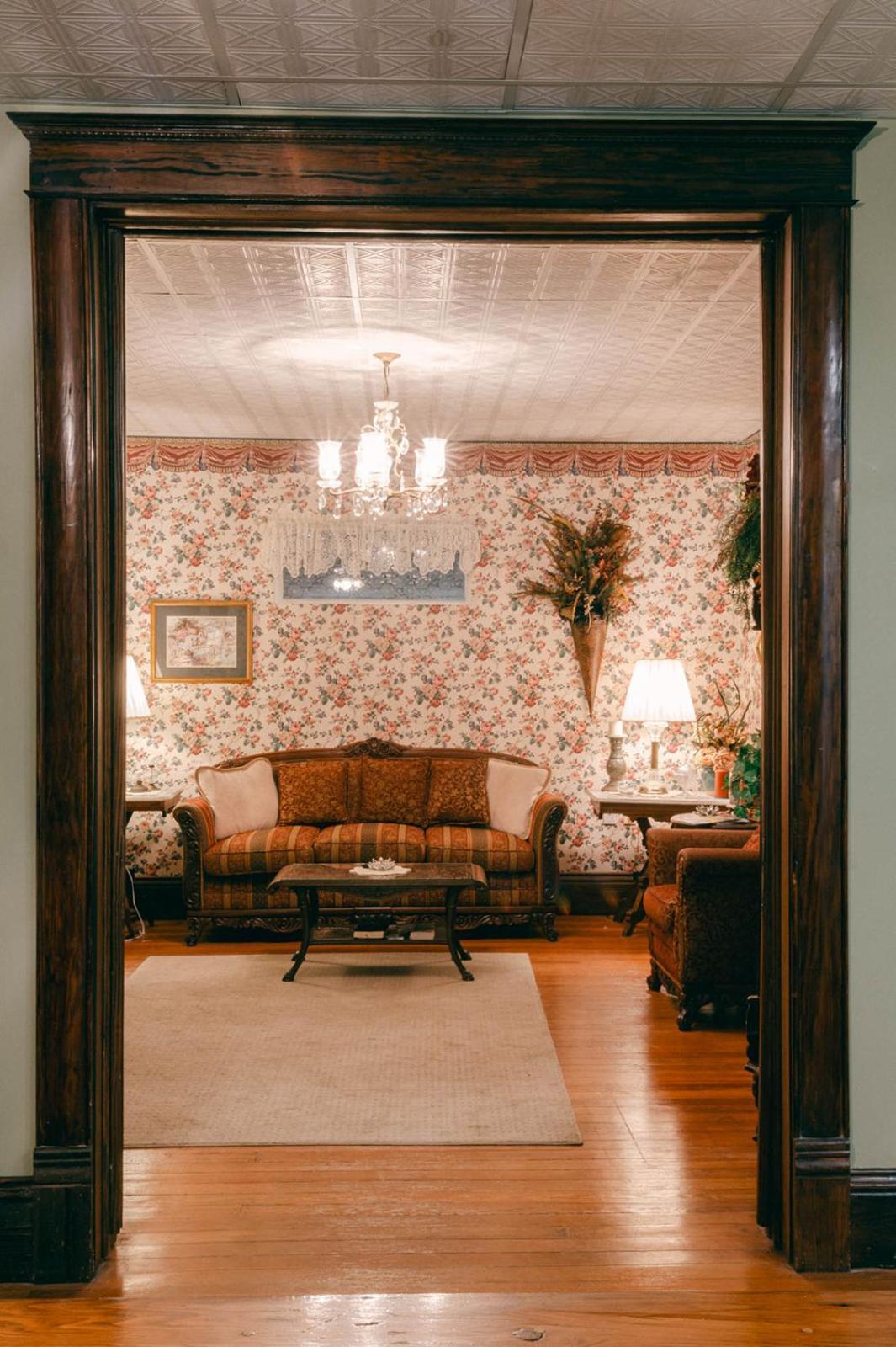 The Wolf Manor Bed & Breakfast Ellinwood Exterior foto